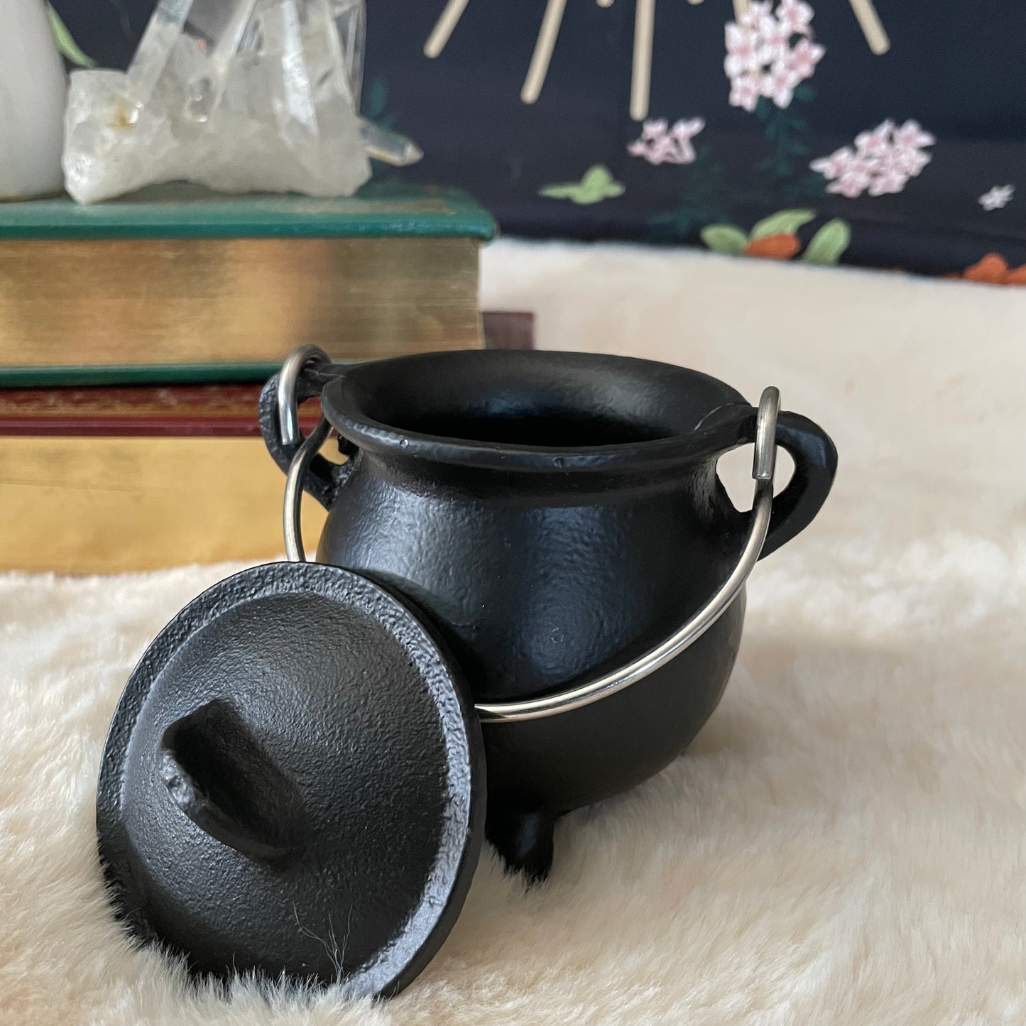 Cast Iron Cauldron with Lid - Executive Gypsy