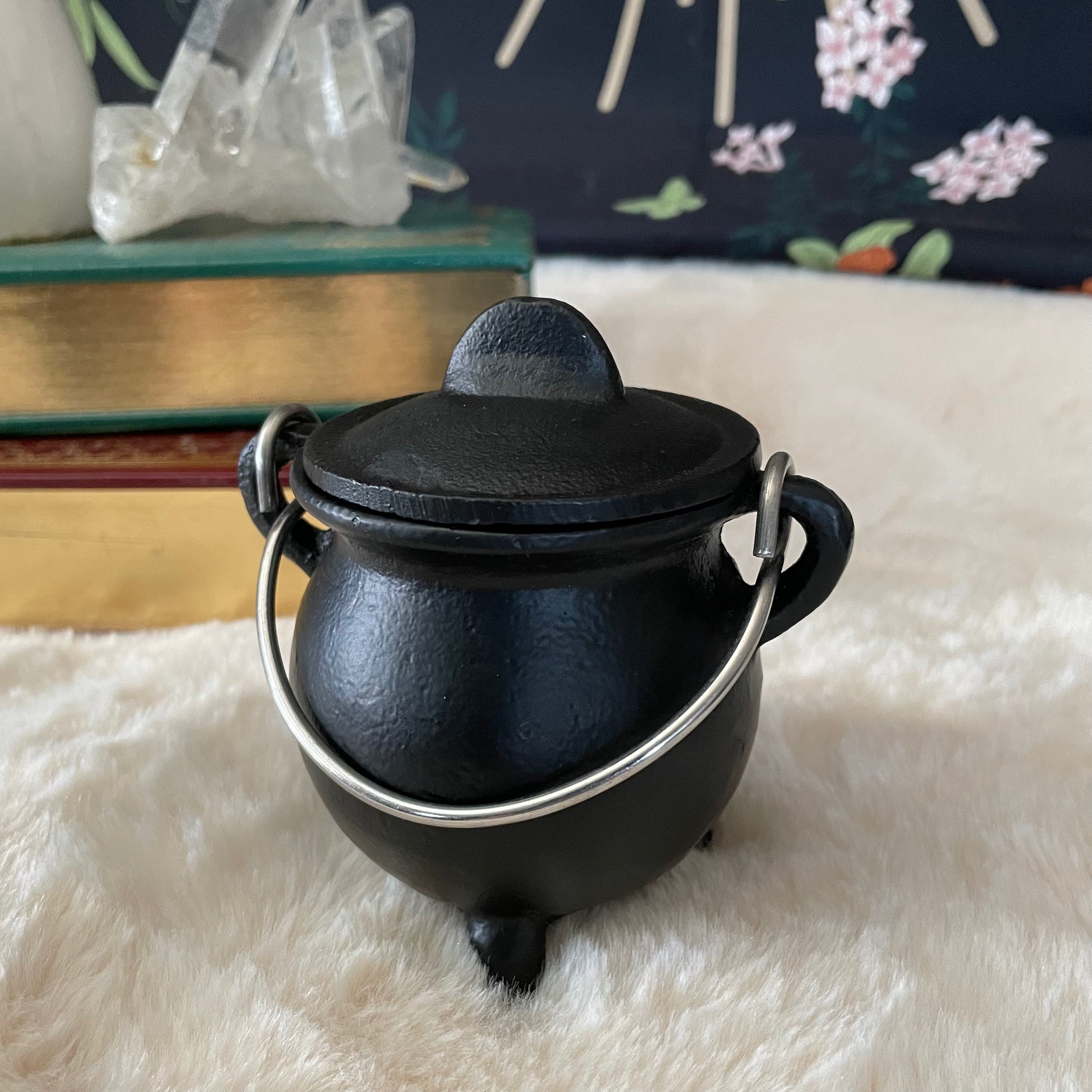 Cast Iron Cauldron with Lid - Executive Gypsy